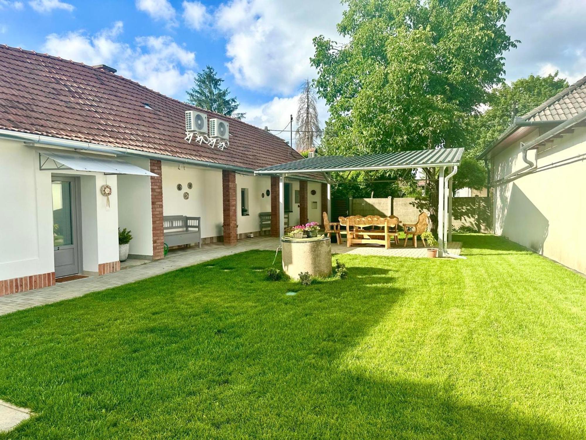 Tuenderkert Apartman Gyula Extérieur photo
