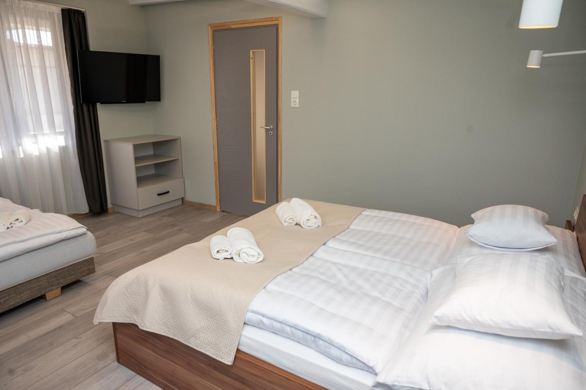 Tuenderkert Apartman Gyula Extérieur photo